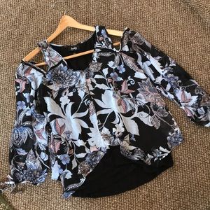 By & By size L floral print, cold shoulder top